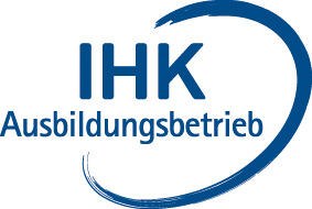 Logo de IHK, que incluye las palabras "IHK" y "Ausbildungsbetrieb" en azul, con un diseño gráfico curvado.